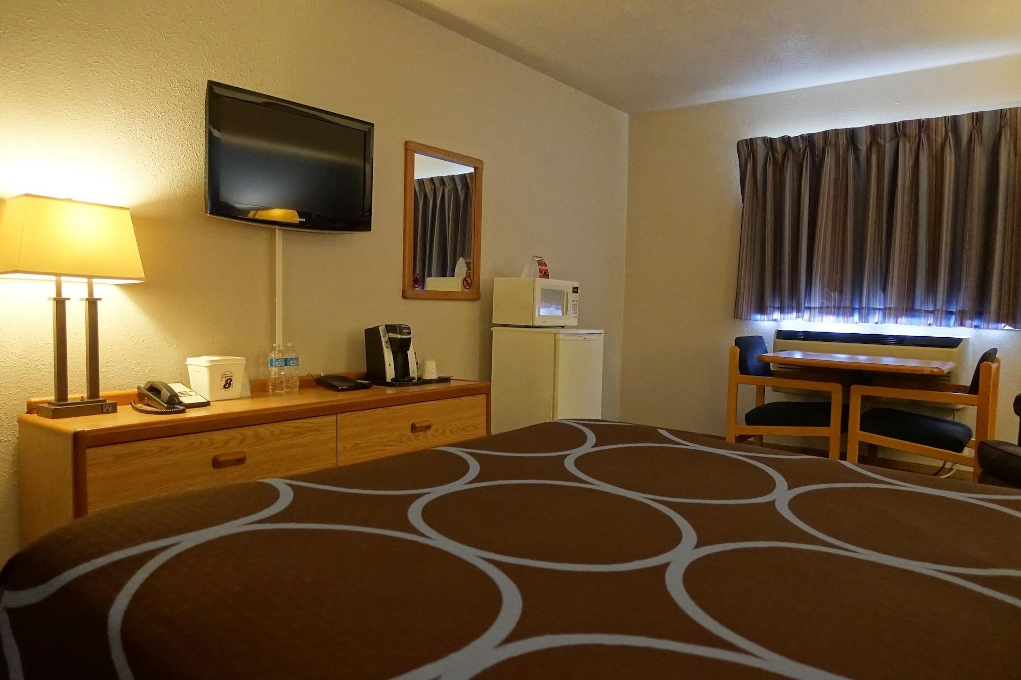 Super 8 By Wyndham Swift Current Hotel Exterior foto