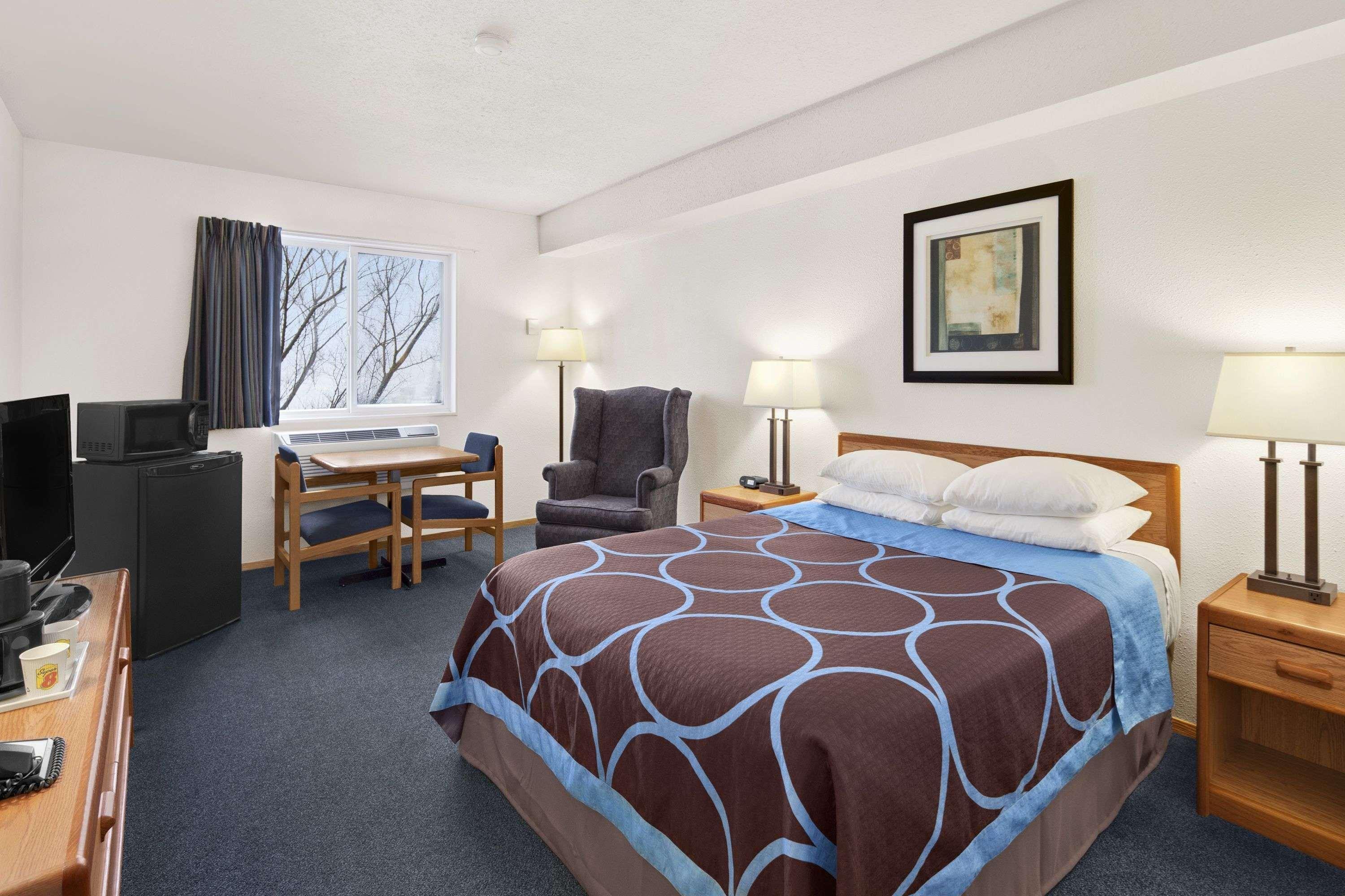 Super 8 By Wyndham Swift Current Hotel Exterior foto