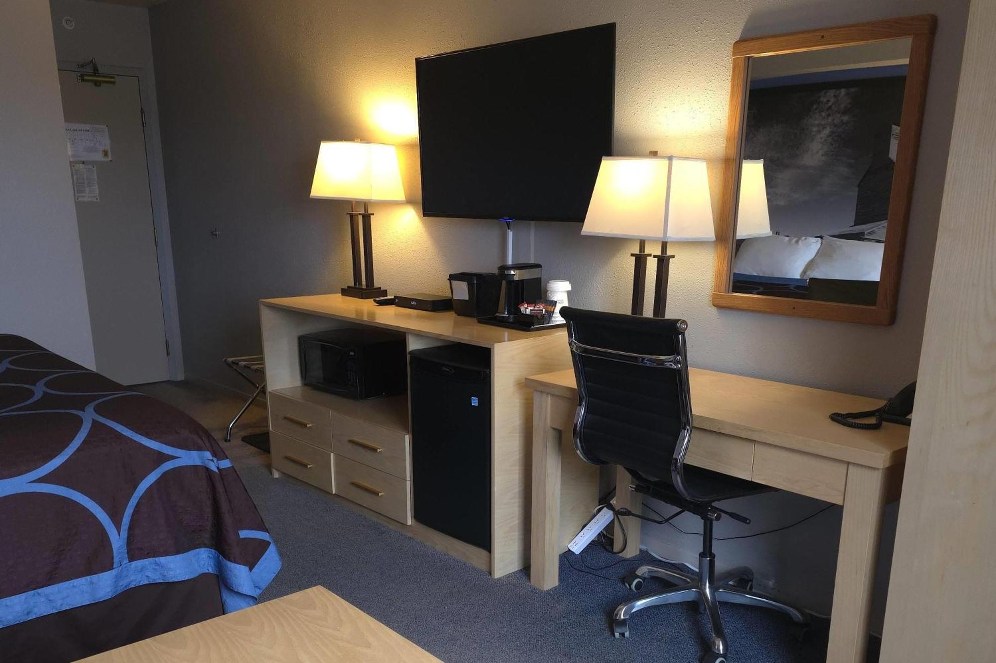 Super 8 By Wyndham Swift Current Hotel Exterior foto