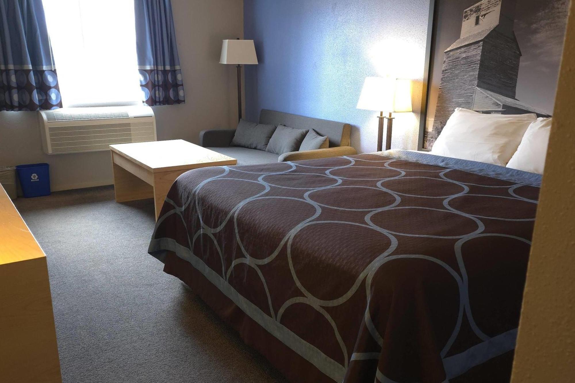 Super 8 By Wyndham Swift Current Hotel Exterior foto