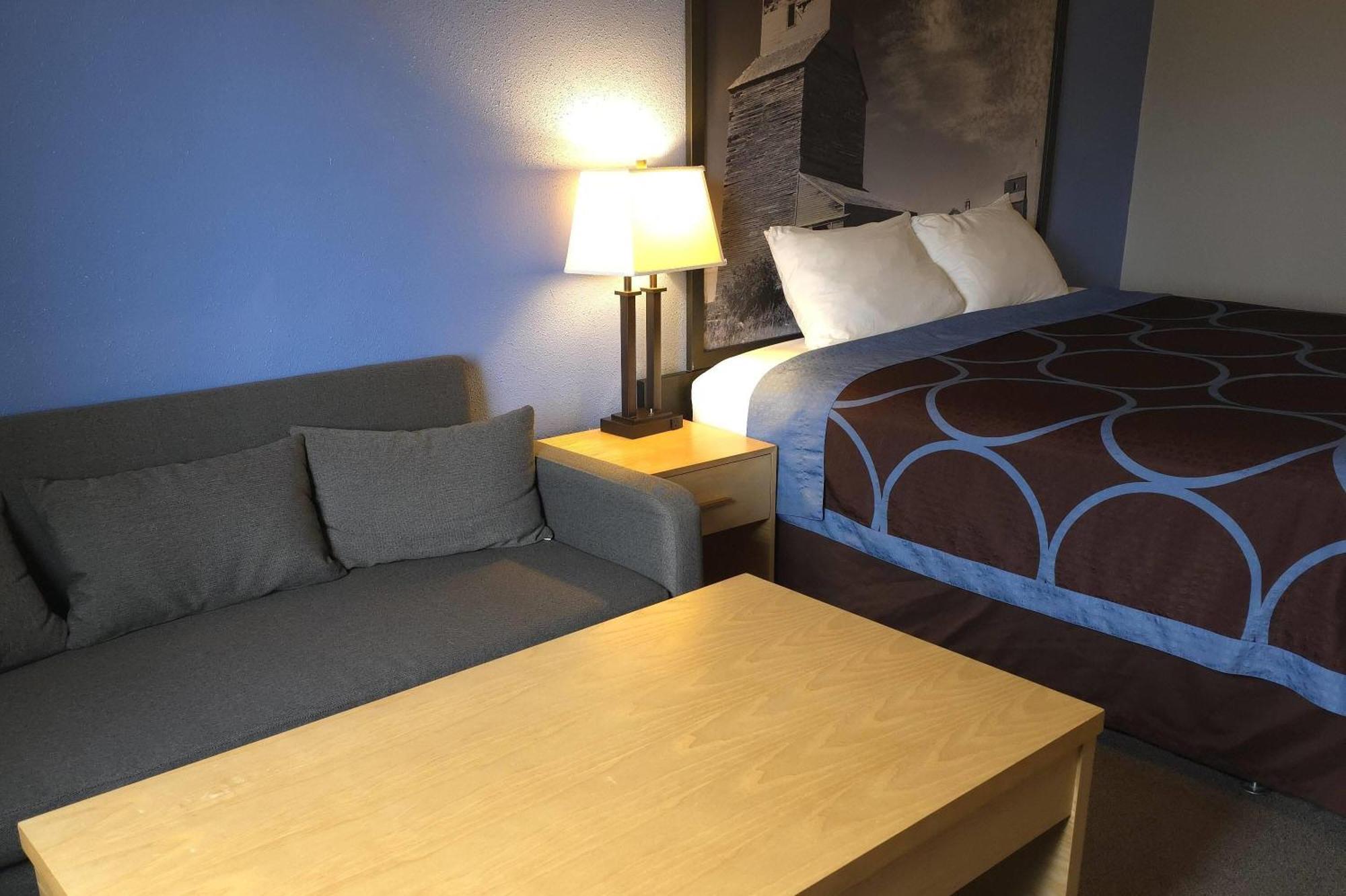 Super 8 By Wyndham Swift Current Hotel Exterior foto