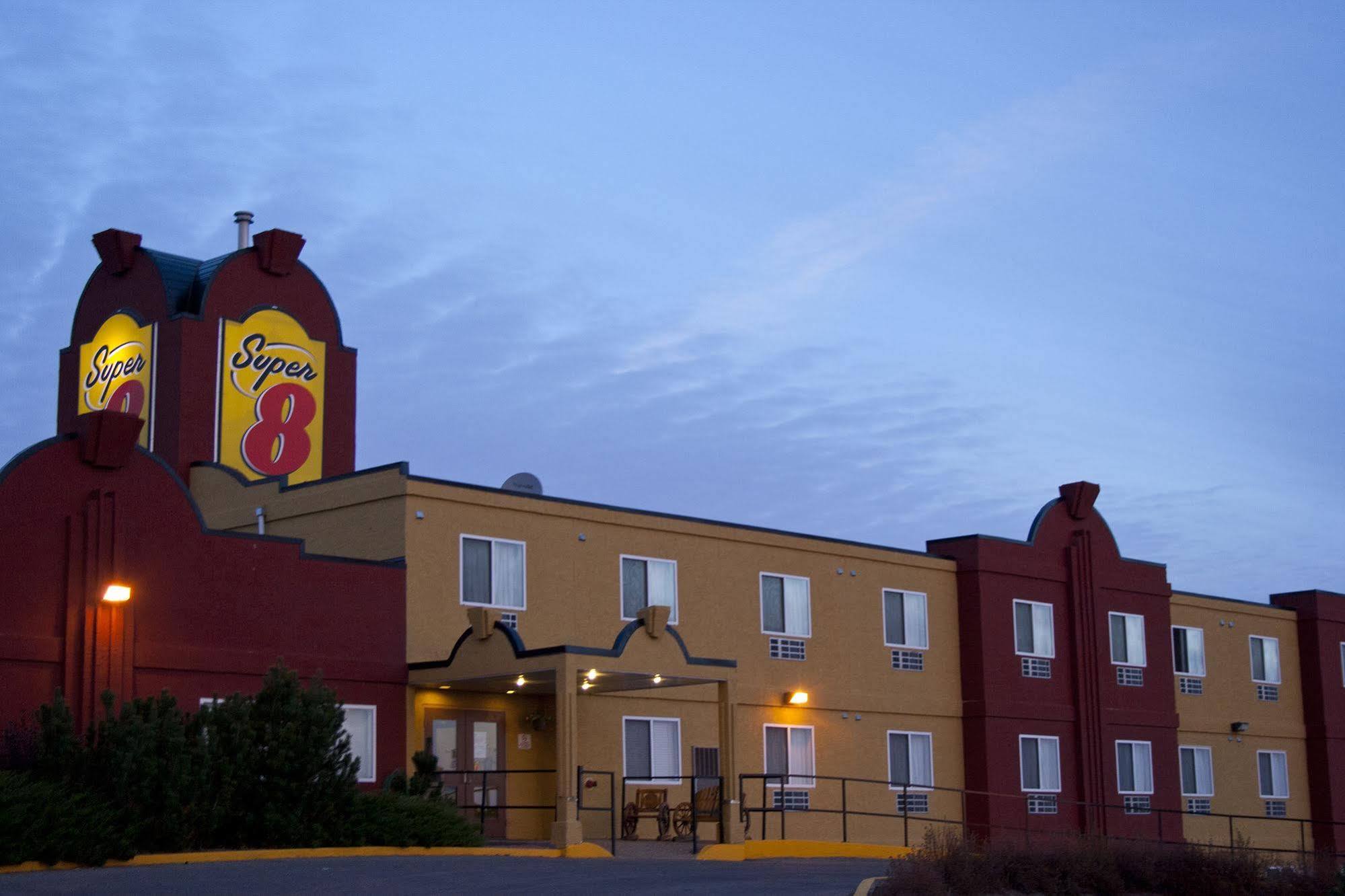 Super 8 By Wyndham Swift Current Hotel Exterior foto